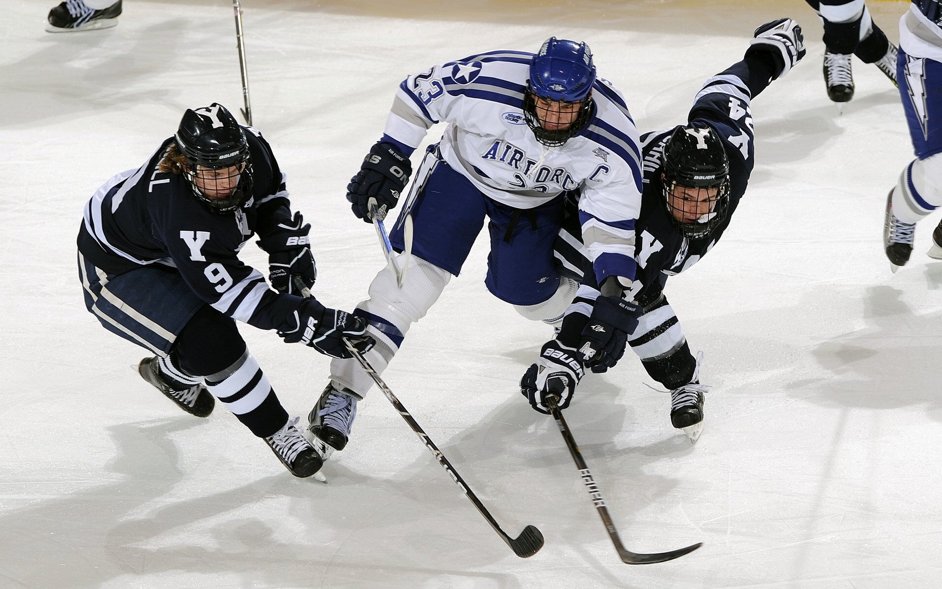 全球冰雪运动装备创新升级,助力滑雪爱好者提高技术水平,冰雪运动产品