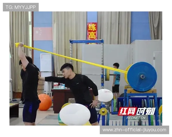 举重俱乐部加强青少年教练员实战带训与能力考核，举重陪练